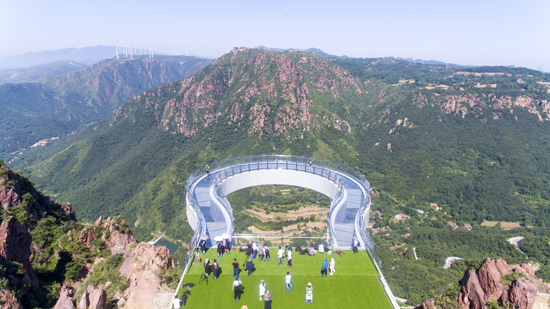 全球最长玻璃环廊坐落河南 你敢上去吗?