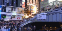 日本球迷排长队跳河庆祝 这也太嗨了吧！