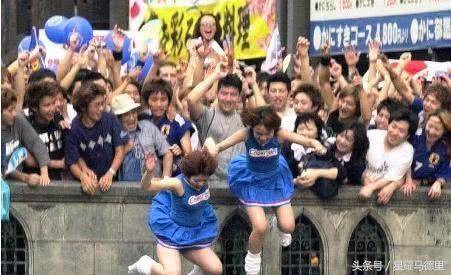 日本球迷排长队跳河庆祝 这也太嗨了吧！