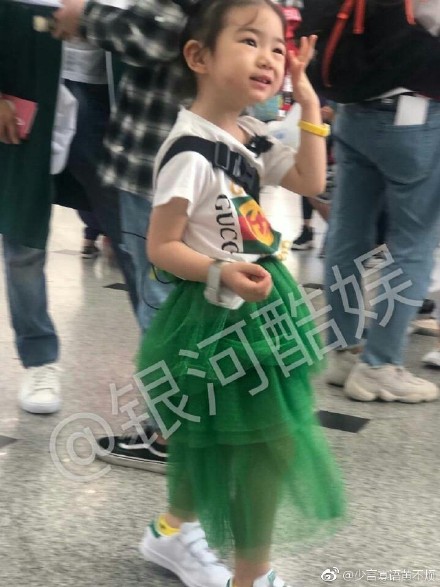 戚薇女儿长得太像她 连尬笑的弧度都一毛一样