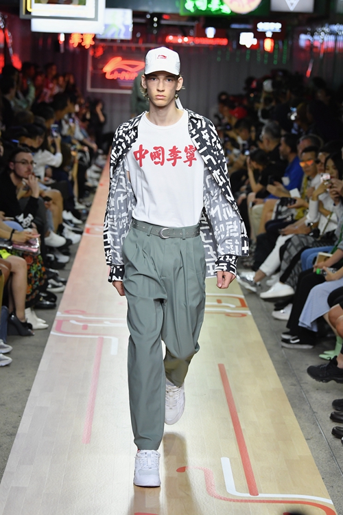 中国李宁巴黎时装周大放异彩