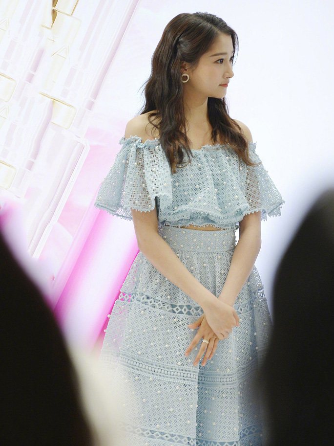 同穿蓝色连衣裙 两朵小花谁更甜美-第2页-明星撞衫-金投奢侈品网-金投