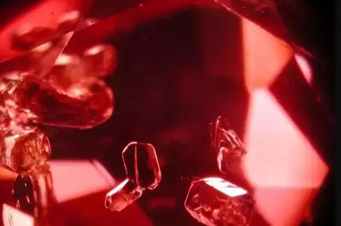 不同产地的红宝石 它们内部包裹体也不尽相同