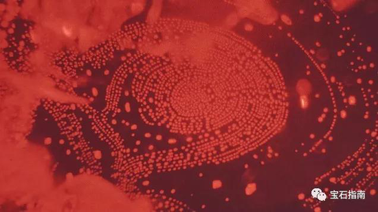 尖晶石：凭借与红宝石相似的颜色而大受欢迎