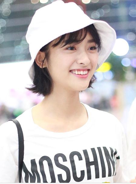 明星街拍 牛仔裤 帽 t恤 0