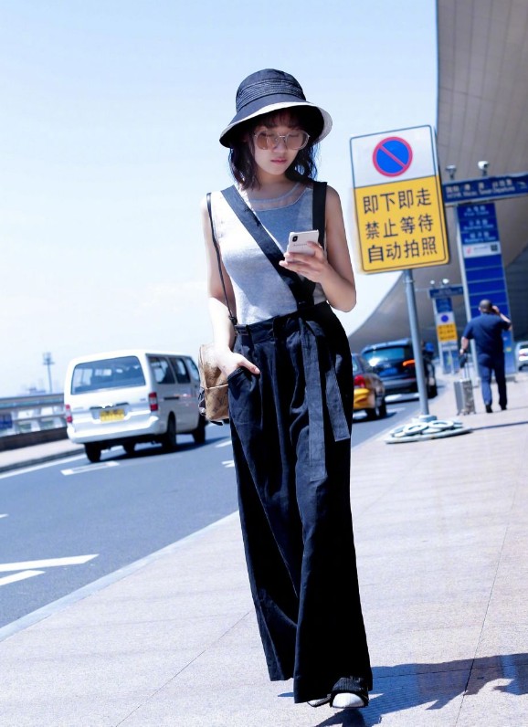 菅纫姿解锁背带裤新穿法 明星都爱玩特例