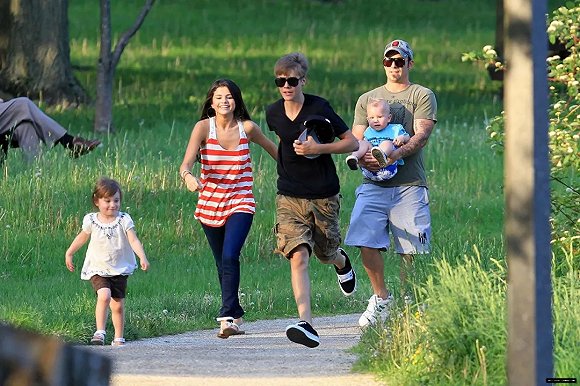 比伯和赛琳娜情史