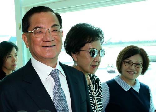 国民党前主席连战夫妇12日上午率团启程,前往大陆参访。台湾《联合报》记者陈嘉宁摄影