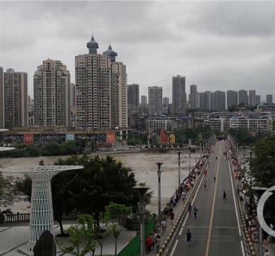 涪江水位过高:油罐车被洪水卷涪江 擦桥而过距