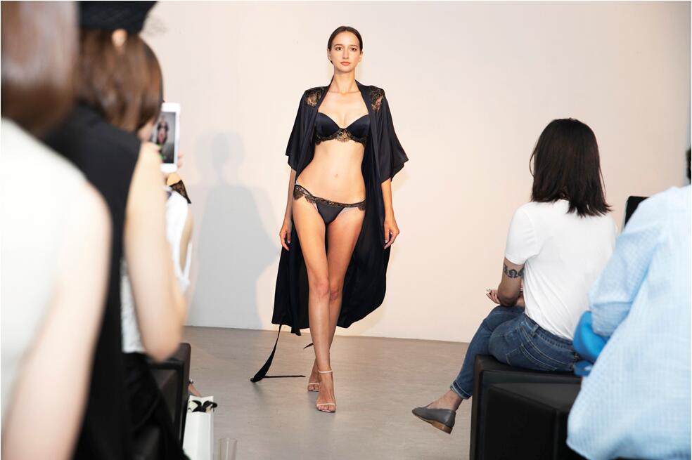 2018法国透明内衣走秀_2018年02月06日11:09来源:中国内衣时尚网