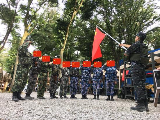 在某日本軍品仿製商店的號召下,多名日本民眾在千葉縣某訓練基地,穿起