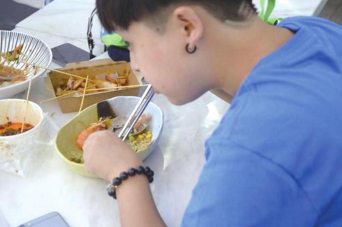 成都这街被抖音带火 网红店公司化连锁运营