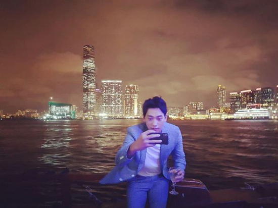 Rain香港街头闲逛 粉丝一下就认出了他