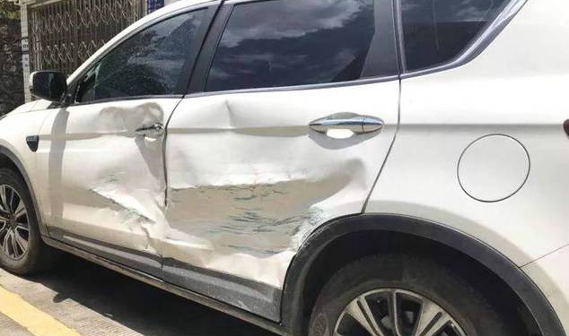 皮卡撞SUV11次 皮卡车主:当时身上背着数十万