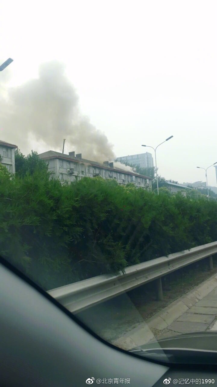 北京中关村着火 目击者称很快就没有明火了