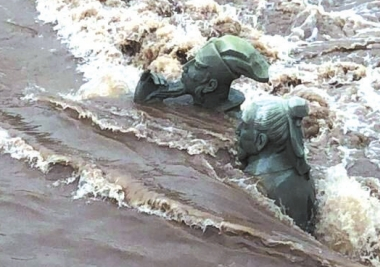 受暴雨影响 苏轼、黄庭坚雕塑“双双醉倒”
