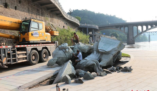 受暴雨影响 苏轼、黄庭坚雕塑“双双醉倒”
