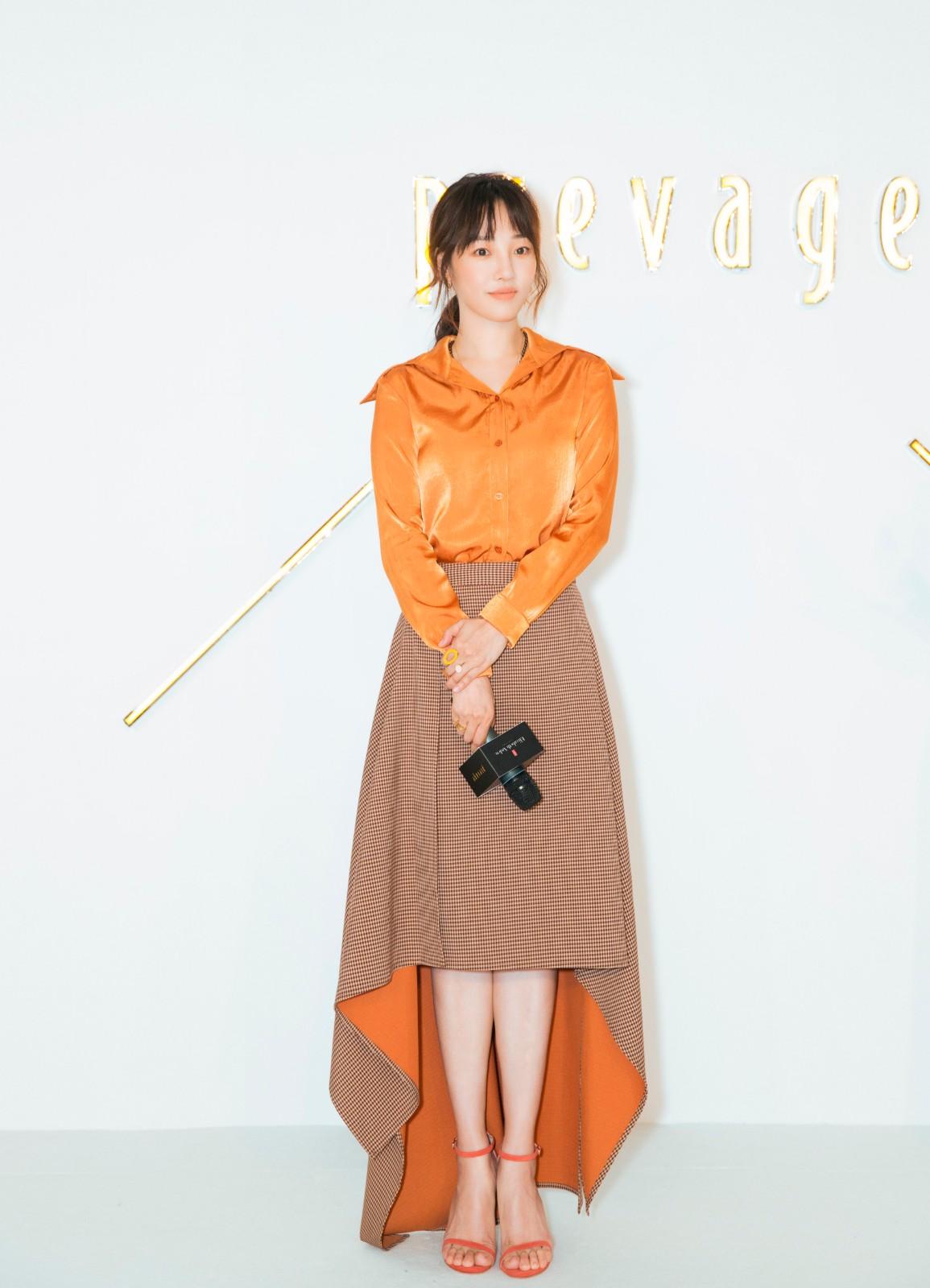 白百何瘦身成功出席品牌活动 橘色系造型显青春元气 -第2页