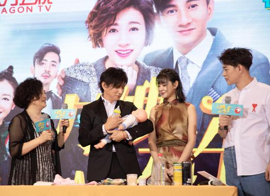 吴奇隆化身专业月嫂 现场秀带娃技能