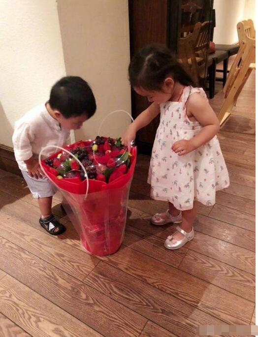 佟丽娅儿子近照曝光 朵朵大长腿抢镜!