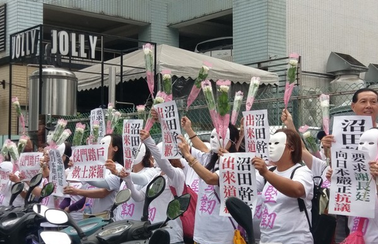 日代表踹慰安妇像 台湾前官员表示系软弱媚日造成的