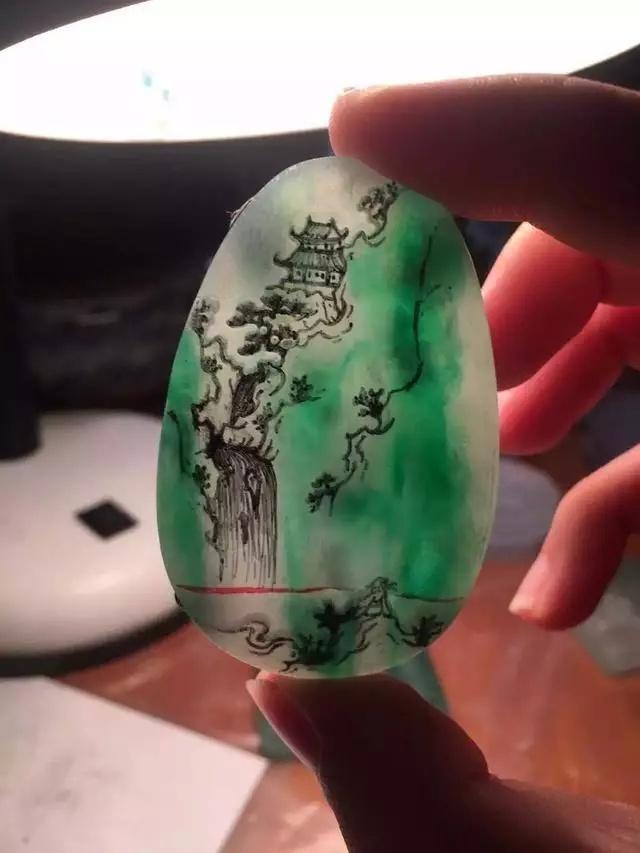 翡翠作品展现是一种艺术文化传承和弘扬 是一位玉雕师的匠人精神
