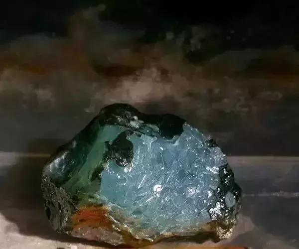 300克翡翠原石 剥皮就变绿灯笼 笑佛更是迷倒众生
