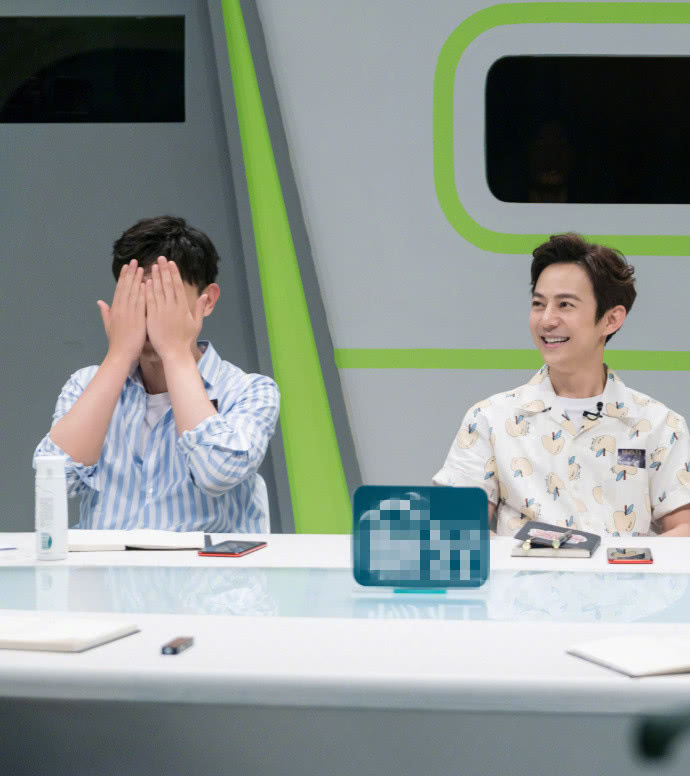 何炅关注邓伦假号 竟然犯了和陈小春一样的错