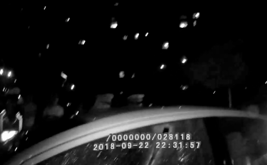 司机酒驾自锁车内 好想逃却逃不掉