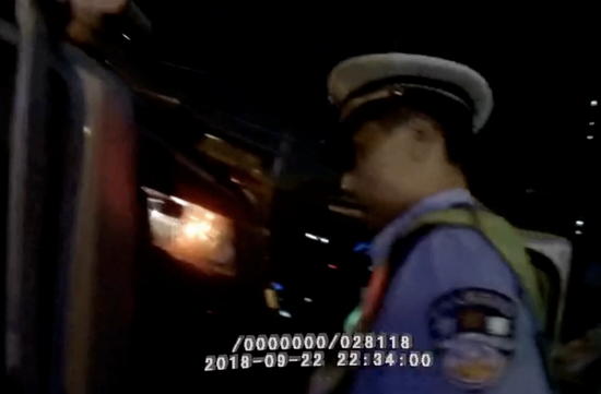 司机酒驾自锁车内 好想逃却逃不掉