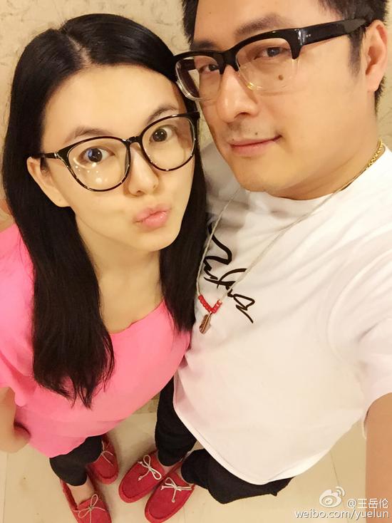 王岳伦出轨再添实锤 他的手一直搂着女子的腰!