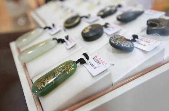 菜百珠宝邀观众感受珠宝工艺魅力