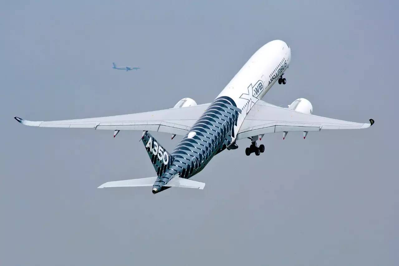 Airbus entrega el primer A350 desde su centro de terminación y entrega ...