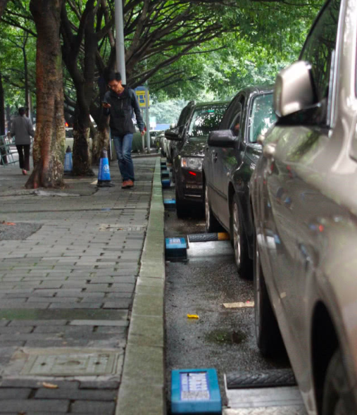 沙坪坝街头现升降智能车位 自动收费又快又方