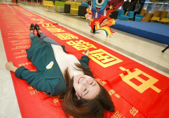 人民日报谈锦鲤 小心咬到不良商家的鱼饵