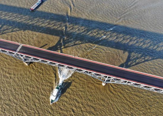 南京长江大桥主桥维修改造工程桥面摊铺沥青