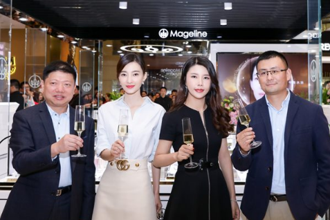 点亮世界"的启动仪式,吉丽品牌代言人王丽坤女士,麦吉丽品牌董事长