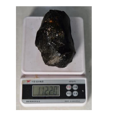 郑州一居民收藏了一块“黑石头”价值600万—800万元。