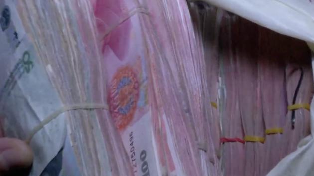 出租车现神秘鞋盒 一打开竟是十几万的现金