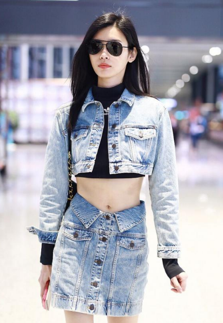 奚梦瑶帅气牛仔装露细腰 长腿身材好到爆-明星街拍-金投奢侈品网-金投