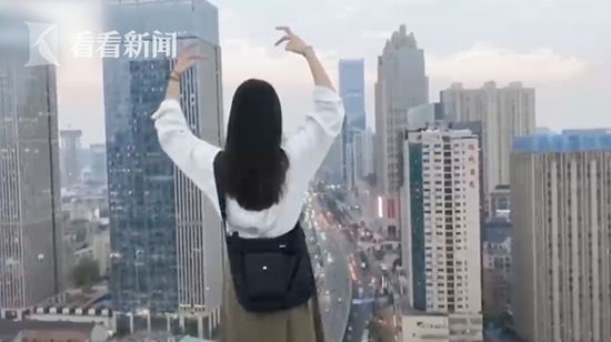 天台成网红拍照地 路人还以为要跳楼