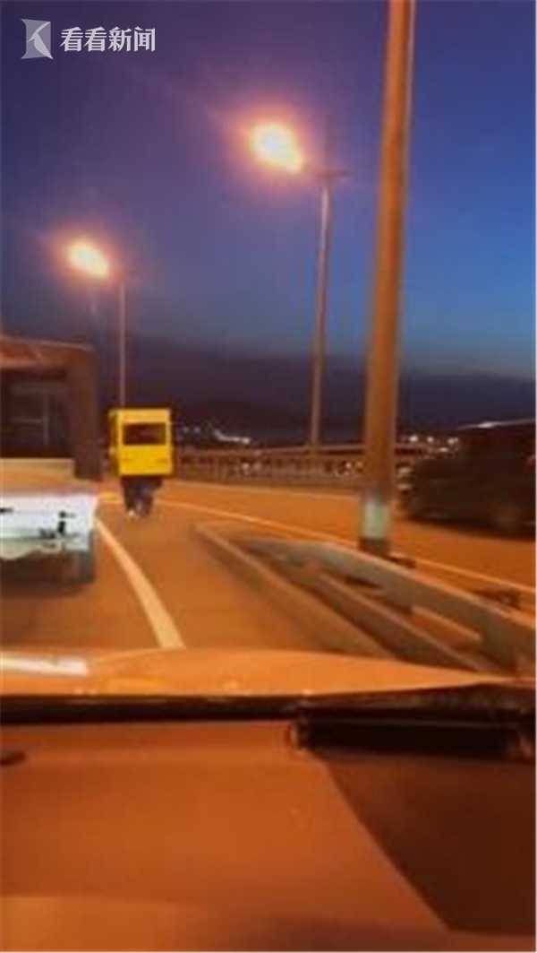 俄罗斯4年轻人为过桥伪装成公交 警察并没有被迷惑