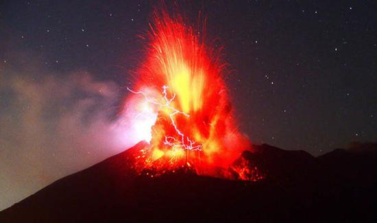 日本櫻島火山噴發 現場黑煙滾滾場面十分壯觀