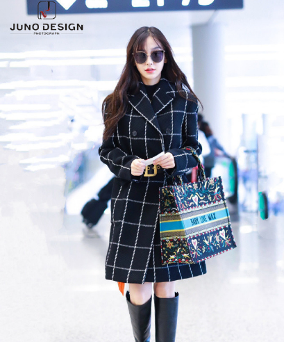 Angelababy现身上海机场 一边为Dior实力代言