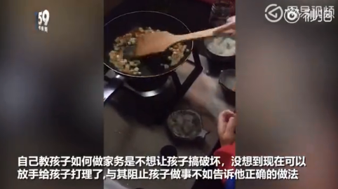 3岁男孩做饭拿手 家长称没有刻意培养