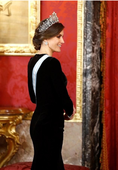 莱蒂齐亚穿黑色天鹅绒礼服优雅亮相 戴皇冠和钻石耳环尽显高贵！