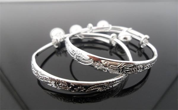 为什么银饰戴着戴着会变黄?