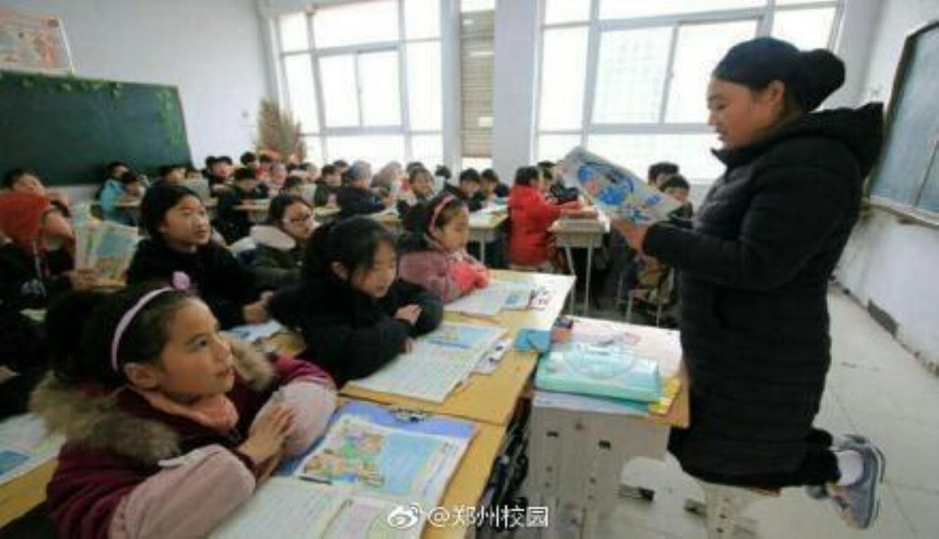 害怕耽误孩子课程 女老师跪凳上讲课一个月