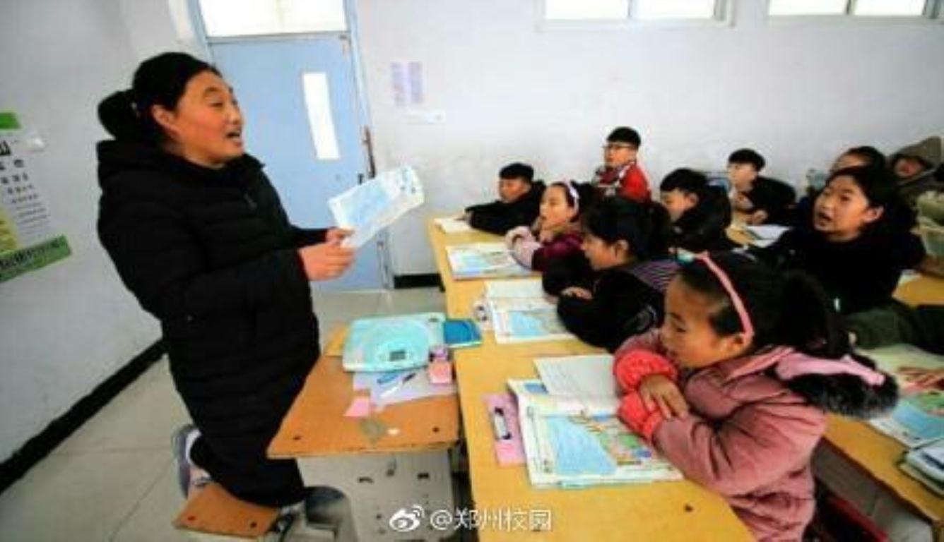 害怕耽误孩子课程 女老师跪凳上讲课一个月
