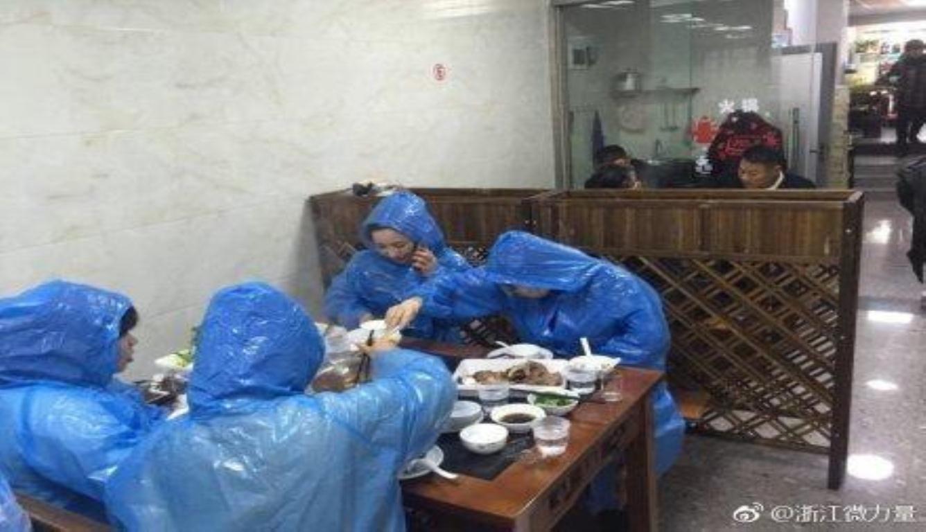 4女子穿雨衣吃火锅 她们吃火锅为何要穿雨衣?